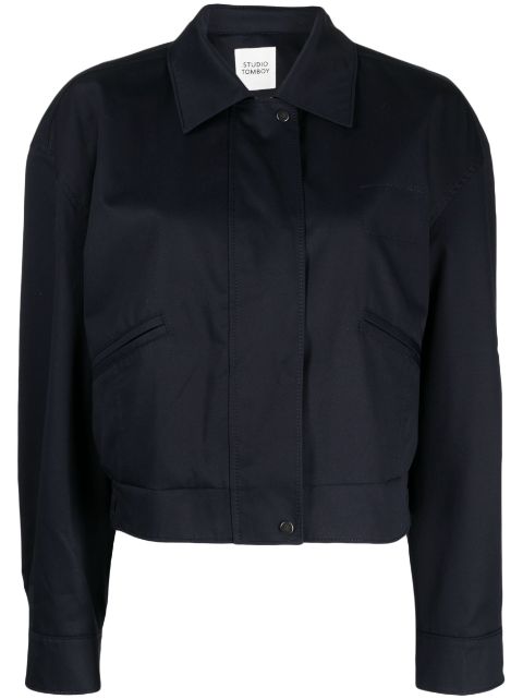 spread-collar concealed-fastening jacket